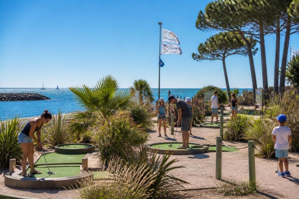 découvrez les minigolfs à palavas, le sport d'été idéal en bord de mer pour toute la famille. amusement garanti dans un cadre convivial et ensoleillé.