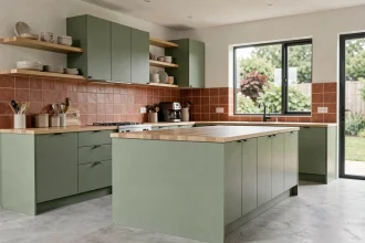 Cuisine moderne avec armoires vert sauge et carrelage terracotta, tendances couleurs de l'année