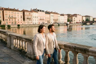Couple se promenant sur le Pont Neuf à Toulouse avec vue sur la Garonne et l'architecture en briques roses